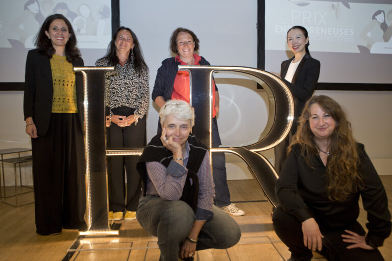Les lauréates pendant la Cérémonies de remise du Prix des Entrepreneuses. Communiquer sur la remise de trophées