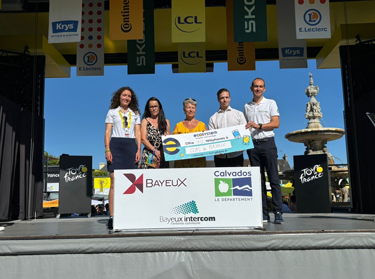 Cérémonie officielle de collecte ecosystem sur le podium du Tour de France 2025 - campagne relations presse nationale