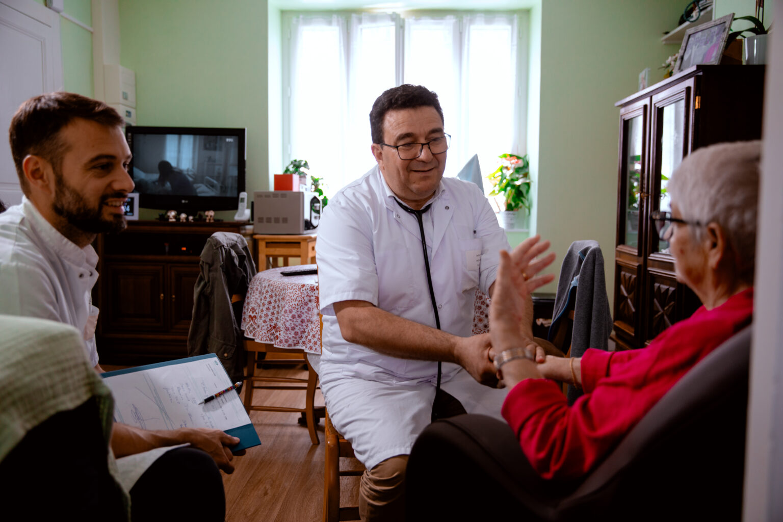 journalistes en reportage sur les chiffres hospitalisation à domicile dans un établissement HAD